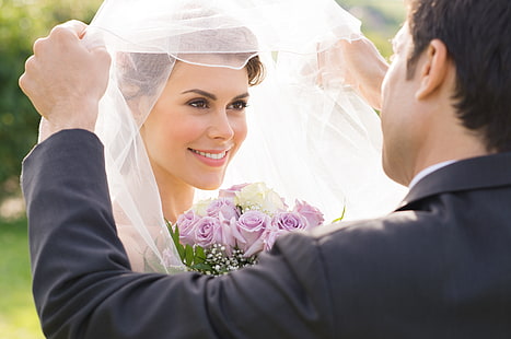 女性の白いウェディングドレス、花、笑顔、花束、花嫁、ベール、結婚式、新郎、 HDデスクトップの壁紙 HD wallpaper