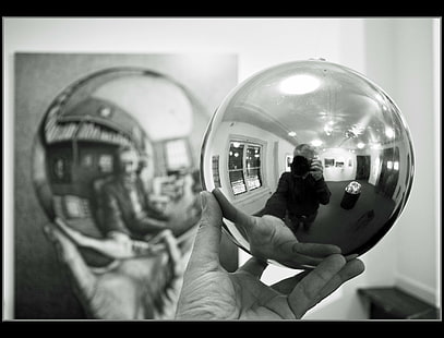monochrome m c_ escher kaca sphere pria memotret sendiri refleksi tangan kamera, Wallpaper HD HD wallpaper