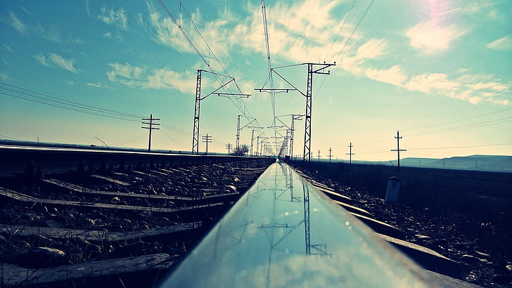 rails d'argent, lignes électriques, chemin de fer, vue d'oeil de ver, paysage, réflexion, filtre, poteau électrique, ciel, nuages, Fond d'écran HD