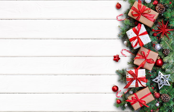 beş kahverengi ve beyaz Noel hediye kutuları, dekorasyon, dalları, oyuncaklar, Yeni Yıl, Noel, hediyeler, ahşap, mutlu noeller, köknar ağacı, HD masaüstü duvar kağıdı