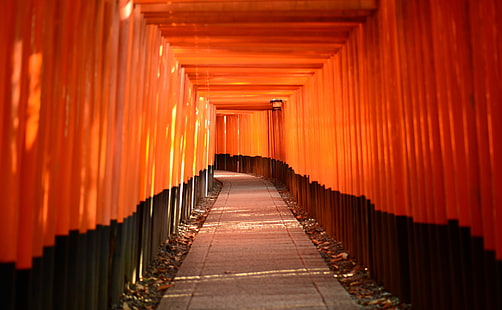 Fondo de pantalla HD de Torii Leading To The Inner Shrine, camino de pavimento gris, Asia, Japón, Naranja, Negro, Kyoto, Camino, Torii, Fushimi Inari-taisha, Fondo de pantalla HD HD wallpaper