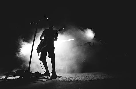 رجل يلعب الغيتار الكهربائي ، عازف الجيتار ، موسيقي ، حفلة موسيقية ، ميكروفون ، أداء ، دخان ، أبيض وأسود، خلفية HD HD wallpaper