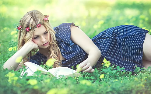 Vacker flicka läste bok, krans, gräs, blommor, Vacker, Flicka, Läs, Bok, Krans, Gräs, Blommor, HD tapet HD wallpaper