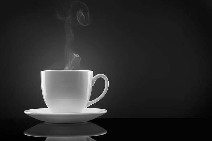 белая керамическая чашка с блюдцем, кофе, паром, чашка, черный фон, HD обои