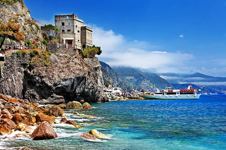 beyaz yelkenli gemi, deniz, yeşillik, gökyüzü, ağaçlar, manzara, doğa, şehir, taşlar, kayalar, sahil, tekneler, İtalya, kale, Monterosso al Mare, Cinque Terre, HD masaüstü duvar kağıdı