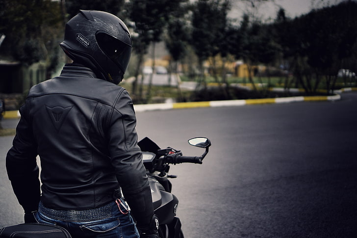 мужская черная кожаная куртка и черный полный шлем, мотоцикл, Yamaha, Shoei, Dainese, HD обои