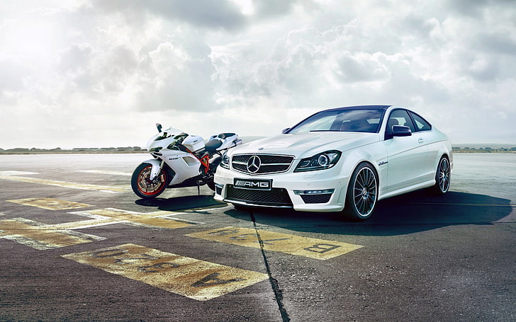 белый Mercedes-Benz купе и белый спортивный мотоцикл, мотоцикл, мерседес, спортбайк, Ducati, ducati 848, mercedes c63 amg, HD обои