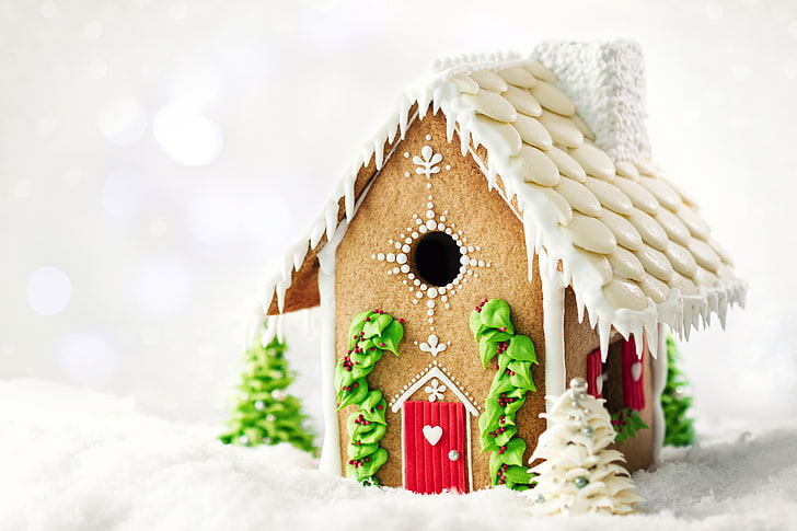 braunes und weißes Lebkuchenhaus, Kugeln, Dekoration, Feiertag, neues Jahr, Weihnachten, HD-Hintergrundbild