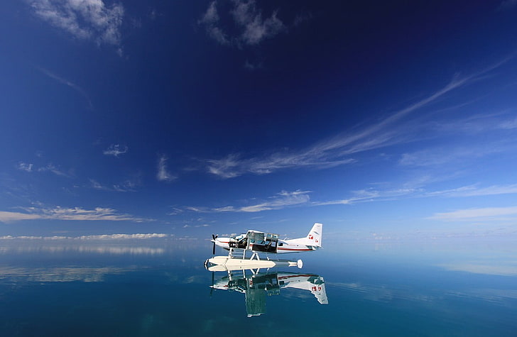 monoplane สีขาวและสีแดงสะท้อนท้องฟ้าเครื่องบิน Cessna C208B Caravan, วอลล์เปเปอร์ HD