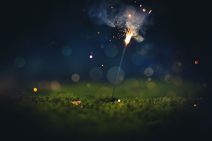 grauer Kracher beleuchtete an in der Fokusphotographie, Makrophotographie des Feuerwerks während der Nachtzeit, Bokeh, Makro, Funken, Wunderkerze, Feuerwerk, Lichter, HD-Hintergrundbild