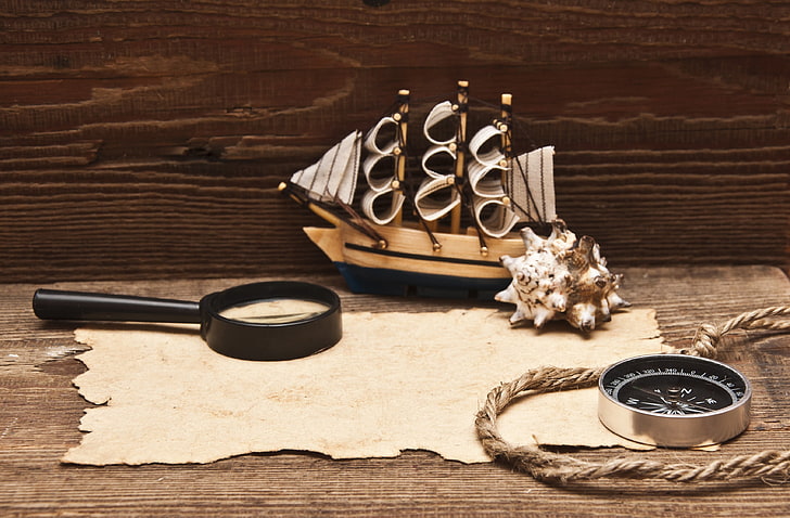 lupa ao lado de veleiro em miniatura na mesa, madeira, veleiro, lupas, bússola, cordas, folha, HD papel de parede