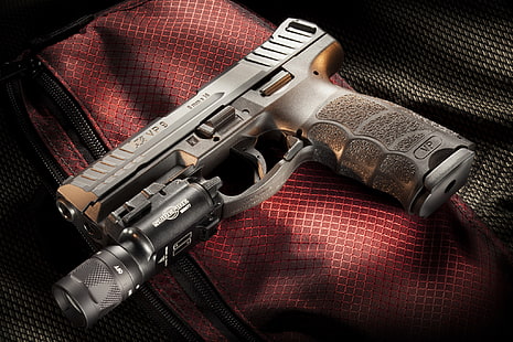 مسدس نصف أوتوماتيكي رمادي مع ليزر وبندقية وأسلحة وهيكلر وأمبير. كوخ، خلفية HD HD wallpaper