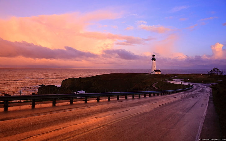 graue Straßenwache, Leuchtturm, Straße, Meer, Küste, Sonnenuntergang, HD-Hintergrundbild