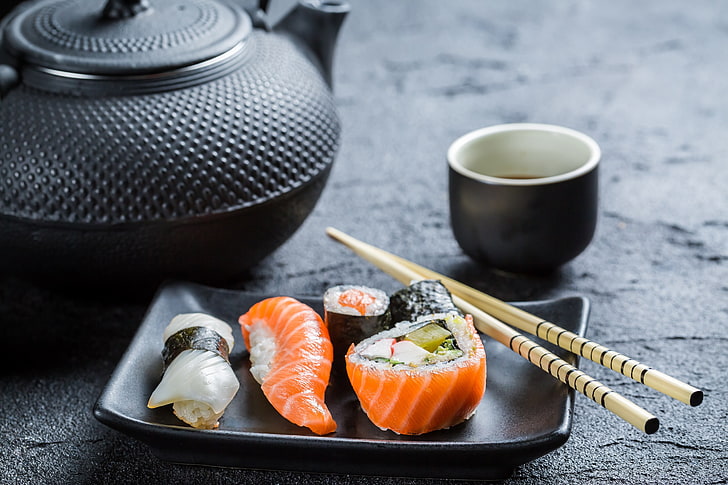 Slice Sushi und ein Paar braune Holzstäbchen, Sushi, Essen, HD-Hintergrundbild