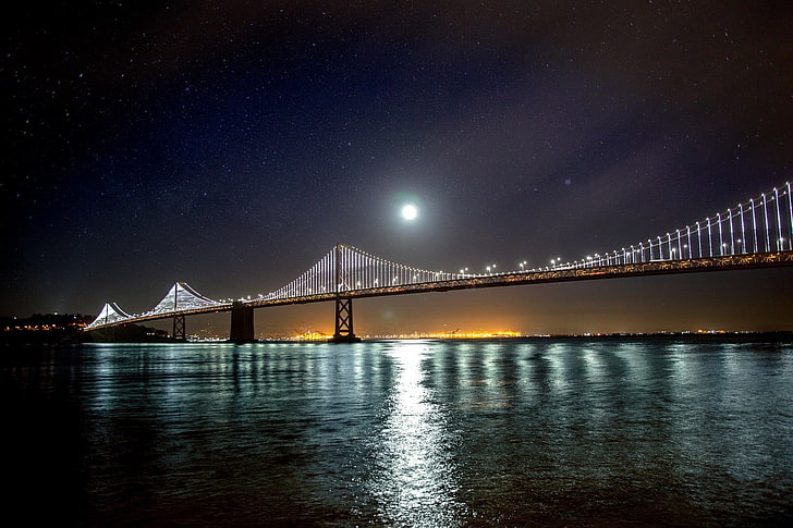 جسر معدني بني وأبيض ، جسر ، سان فرانسيسكو ، ماء ، سماء ليلية ، أضواء ، قمر، خلفية HD