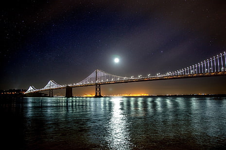 جسر معدني بني وأبيض ، جسر ، سان فرانسيسكو ، ماء ، سماء ليلية ، أضواء ، قمر، خلفية HD HD wallpaper