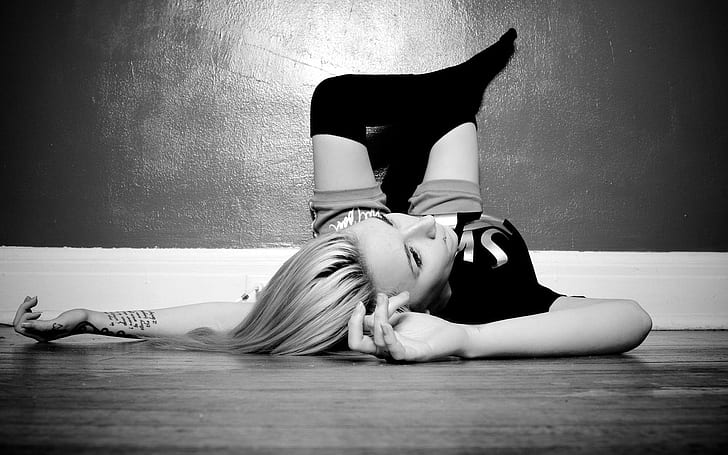 Blondin som ligger på golvet, kvinnor i gråskala som ligger på golvet, flickor, 1920x1200, golv, kvinna, tatuering, HD tapet