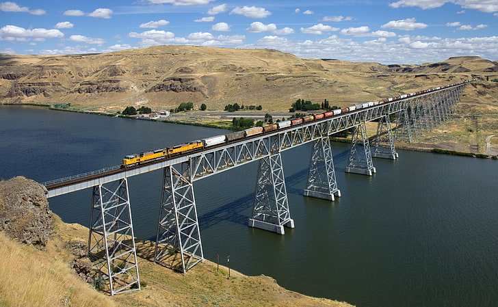 黄色、白、および黒の列車、自然、風景、水、橋、列車、丘、木、建築、鉄道、雲、川、米国、貨物列車、ディーゼル機関車、 HDデスクトップの壁紙