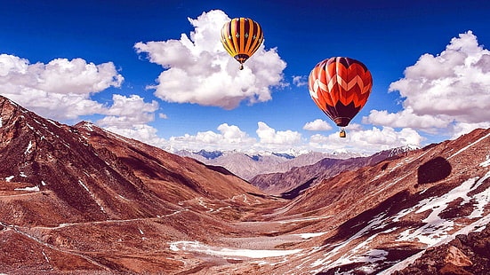 dzień, Zamontuj scenerię, puszyste chmury, Badlands, Azja, góry Ladakh, dolina Nubra, Indie, krajobraz, skała, balon na gorące powietrze, góra, pasmo górskie, Atmosfera Ziemi, latanie balonem, Chmura, leh, niebo, balon, powietrze balon, Tapety HD HD wallpaper