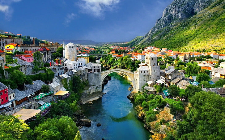 välvd bro digital tapet, grå betonghus nära bron över floden, stad, stadsbild, Bosnien, bro, flod, Stari Most, arkitektur, Mostar, berg, Bosnien och Hercegovina, HD tapet