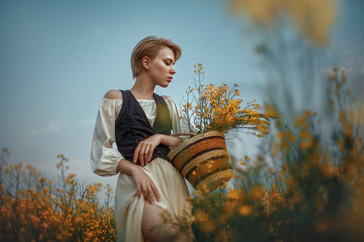 Lera Vasilcheva, Frauen, blond, kurze Haare, Sommersprossen, Körbe, Blumen, klarer Himmel, HD-Hintergrundbild