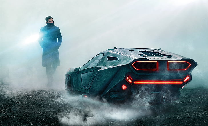 Человек в черном пальто гуляет возле черного купе цифровые обои, Blade Runner 2049, Райан Гослинг, Офицер К, 2017, HD, HD обои