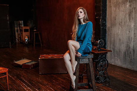 ウラド・ポポフ、女性、モデル、ブルネット、ポートレート、座っている、ミシン、セーター、裸足、見る人、屋内、被写界深度、長い髪、屋内の女性、青いセーター、髪の毛、木の床、 HDデスクトップの壁紙 HD wallpaper