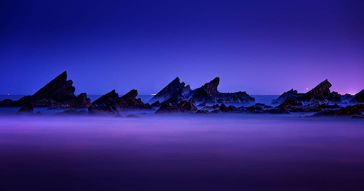 Fioletowe niebo, zachód słońca, skały, plaża, pejzaż morski, HD, 4K, 8K, Tapety HD