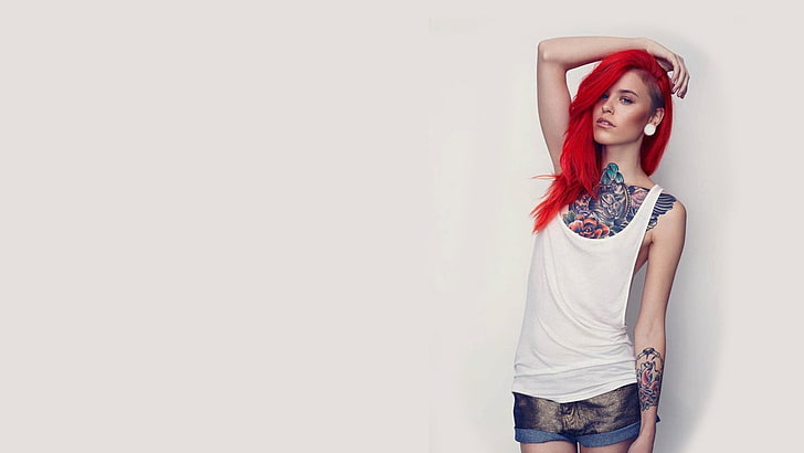 女性の白いタンクトップ、タトゥー、赤毛、 HDデスクトップの壁紙