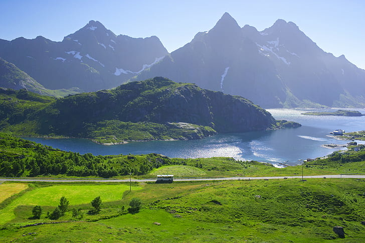 Noruega, Lofoten, montanhas, lago, grama verde, Noruega, Lofoten, montanhas, lago, costa, casas, campos, estrada, ônibus, HD papel de parede