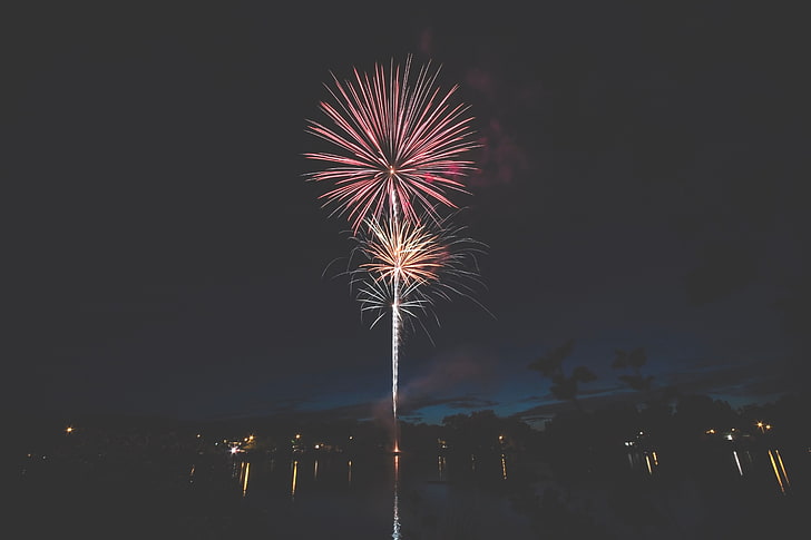rotes Feuerwerk, Gruß, Feiertag, Feuerwerk, Stadt, Nacht, HD-Hintergrundbild