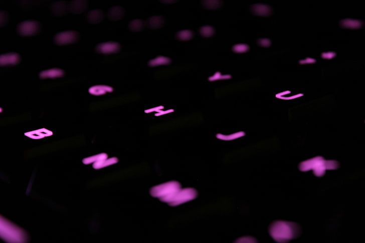 clavier d'ordinateur noir et violet, photo en gros plan du clavier d'ordinateur, macro, incandescent, technologie, claviers, magenta, rose, fond noir, Fond d'écran HD