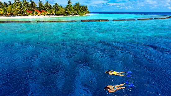 dua wanita berenang di perairan dekat pulau pada siang hari, Baros Maldives, Male Attol, Hotel Terbaik 2017, Pantai Terbaik di Dunia, pariwisata, perjalanan, liburan, laut, samudra, air, langit, awan, situs menyelam terbaik di dunia, Wallpaper HD HD wallpaper