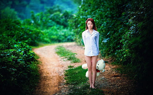 kvinnors vita långärmade skjorta med knappar, kvinnor, långt hår, kvinnor utomhus, asiatiska, barfota, blusar, natur, träd, rödhårig, nallebjörnar, ben, HD tapet HD wallpaper
