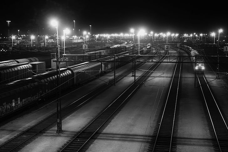 fotografi, svartvit, järnväg, tågstation, tåg, lampor, lampa, natt, lok, HD tapet