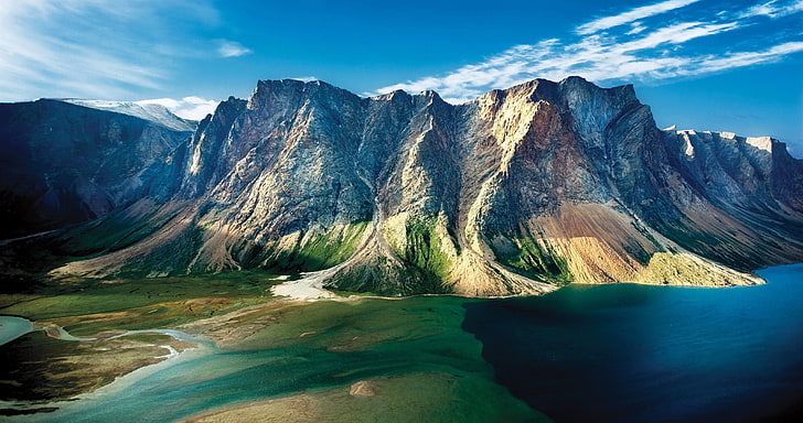 vista aérea da montanha ao lado do corpo de água, montanhas, nuvens, céu, lago, água, terreno, natureza, paisagem, fotografia, HD papel de parede