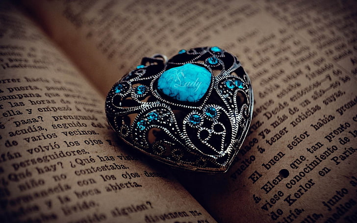 висулка в сърцето книга-романтичен HD тапет, сребърен и син камък сърца медальон, HD тапет