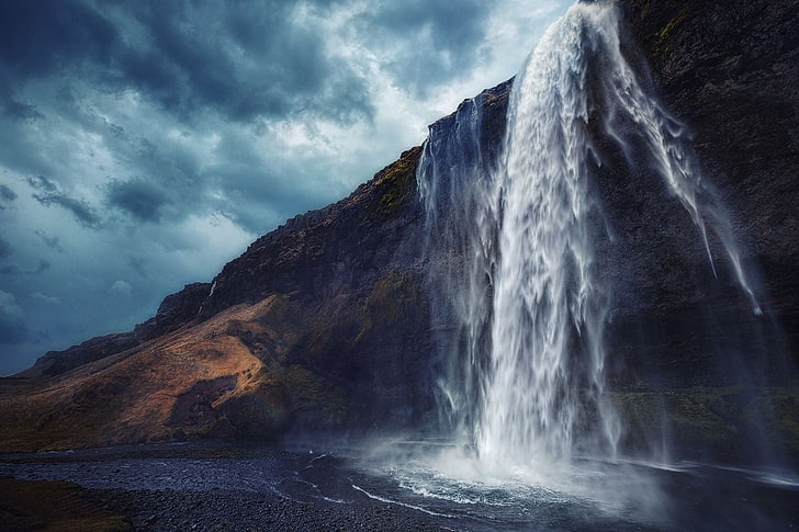низкий угол водопадов, пейзаж, природа, фотография, водопад, скалы, облака, мох, пасмурно, Исландия, HD обои