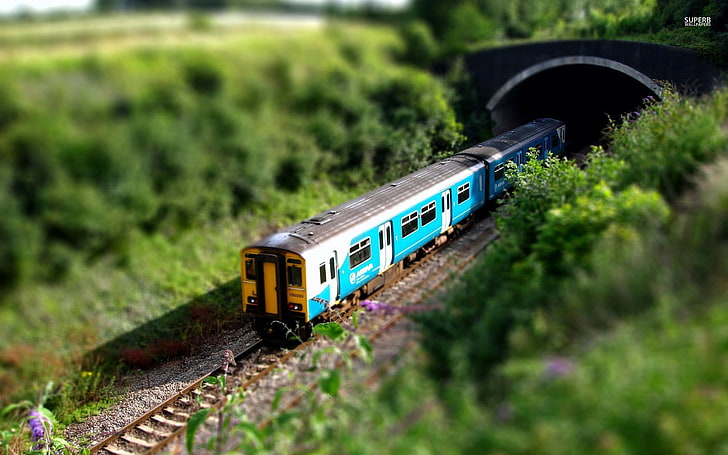 mavi ve bej tren ölçekli modeli, ağaçlarla çevrili çamurcun ve beyaz tren, tren, doğa, bulanık, tilt shift, oyuncaklar, HD masaüstü duvar kağıdı