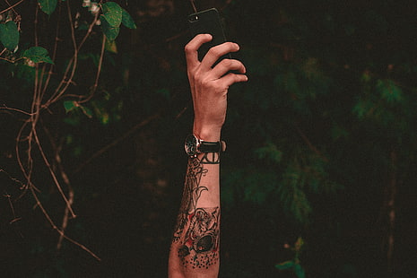 arloji analog berwarna perak bulat dengan gelang kulit hitam, tangan, tato, telepon, arloji, Wallpaper HD HD wallpaper