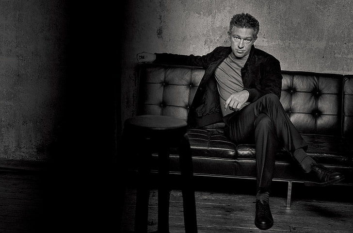 room, sofa, costume, actor, black and white, photoshoot, stool, Vincent Cassel, Numero, Peter Lindbergh, for the magazine, HD wallpaper