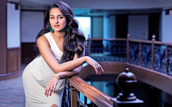 Schauspielerin Sonakshi Sinha-Foto HD Wallpaper, Frauen weißes ärmelloses Kleid, HD-Hintergrundbild