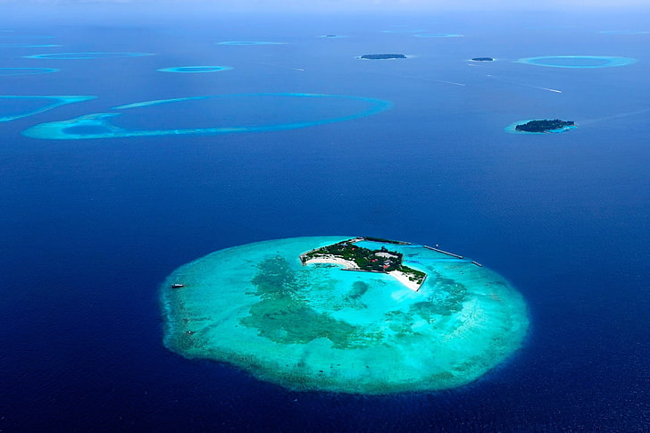 صورة بزاوية عريضة لجزيرة ، طبيعة ، ماء ، جزيرة ، منظر جوي ، جزر المالديف، خلفية HD