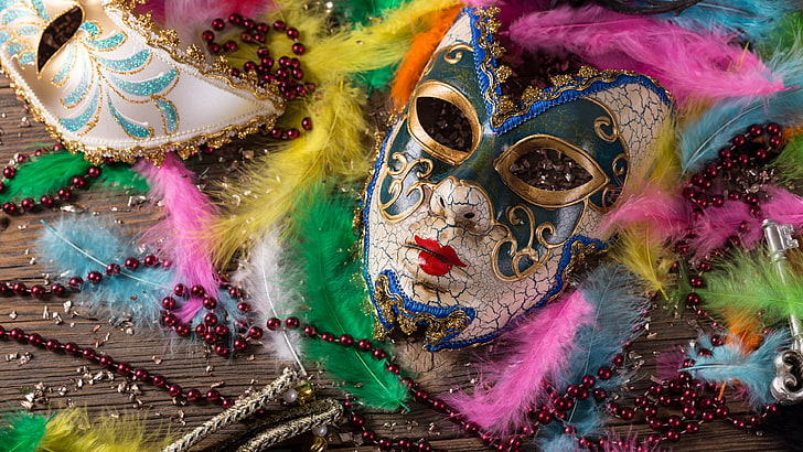 mask, pearl necklace, colorful, feathers, wooden surface, keys, venetian masks, HD wallpaper