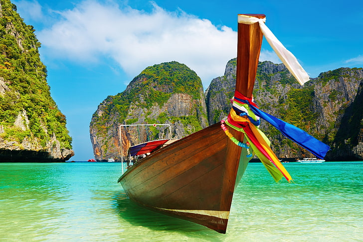 коричневая деревянная лодка, пляж, небо, цвет, вода, лента, синий, лодка, день, разноцветные, рай, лето лодка, HD обои