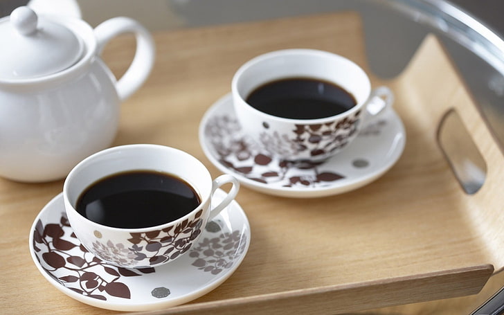 duas xícaras de chá florais em cerâmica marrom e branco, humor, xícaras, canecas, chá, café, pires, colher, talheres, serviço, HD papel de parede