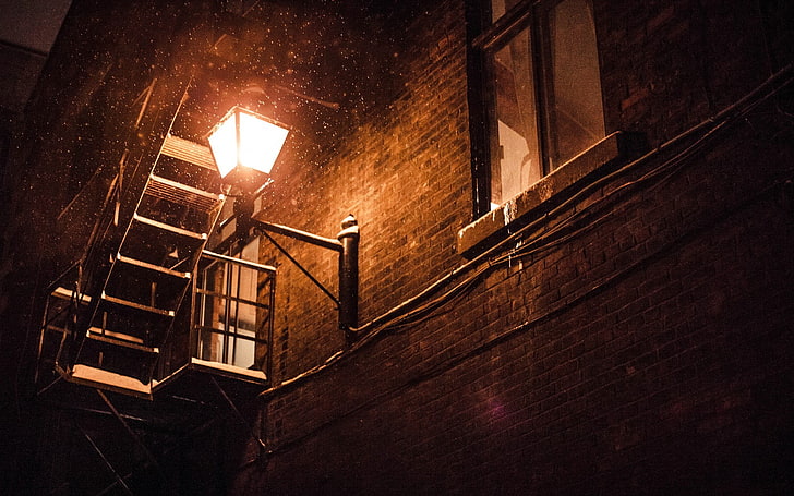 черный металлический каркас стеклянная столешница, ночь, снег, фонарь, стена, здание, HD обои