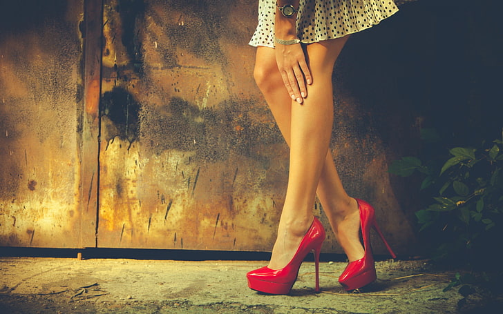 женщины, ножки, каблуки, мини-платье, красные каблуки, горошек, юбка, руки на ногах, HD обои