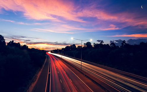 gråaktig asfaltväg, timelapse-foto av väg under natten, motorväg, lång exponering, ljusleder, väg, himmel, trafik, måne, rosa, HD tapet HD wallpaper