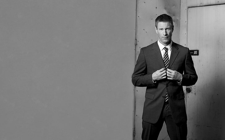men's black formal suit jacket, look, wall, black and white, the door, Aaron Eckhart, striped tie, HD wallpaper